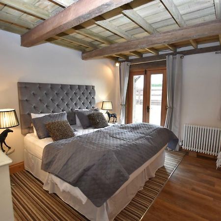 Oak Tree Stables Cottage Бирмингем Экстерьер фото
