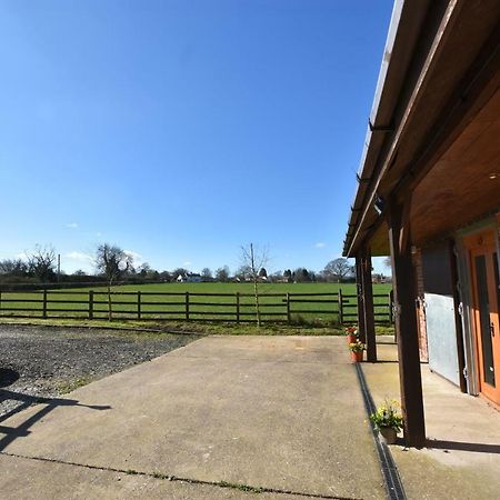 Oak Tree Stables Cottage Бирмингем Экстерьер фото