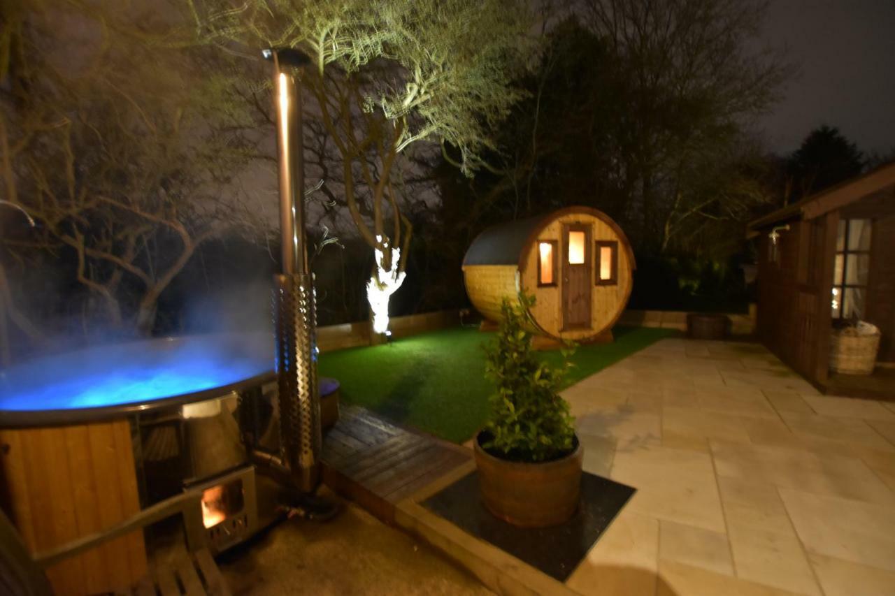 Oak Tree Stables Cottage Бирмингем Экстерьер фото