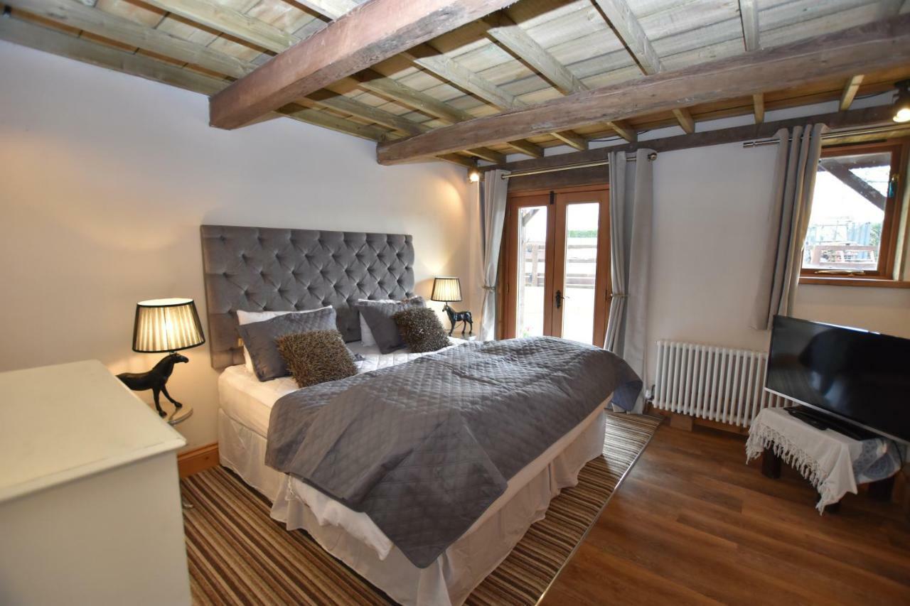 Oak Tree Stables Cottage Бирмингем Экстерьер фото