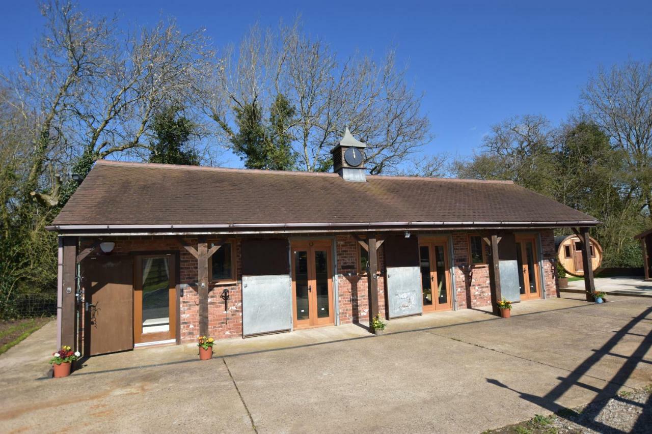 Oak Tree Stables Cottage Бирмингем Экстерьер фото
