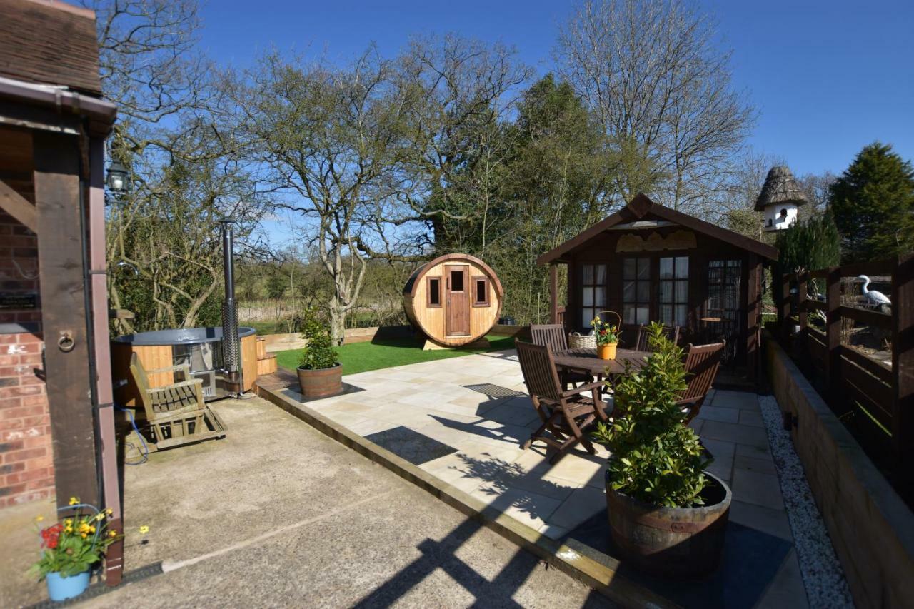 Oak Tree Stables Cottage Бирмингем Экстерьер фото