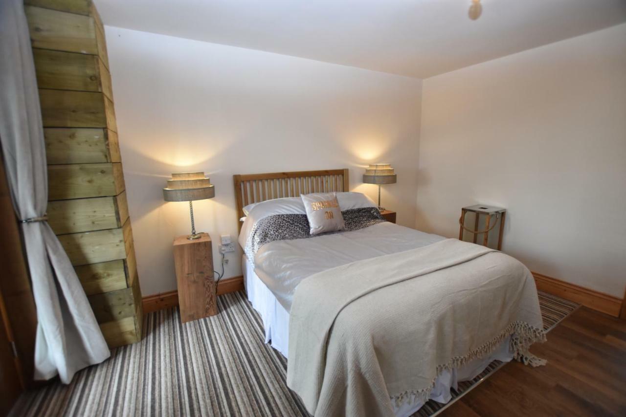 Oak Tree Stables Cottage Бирмингем Экстерьер фото