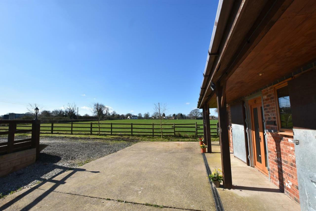 Oak Tree Stables Cottage Бирмингем Экстерьер фото