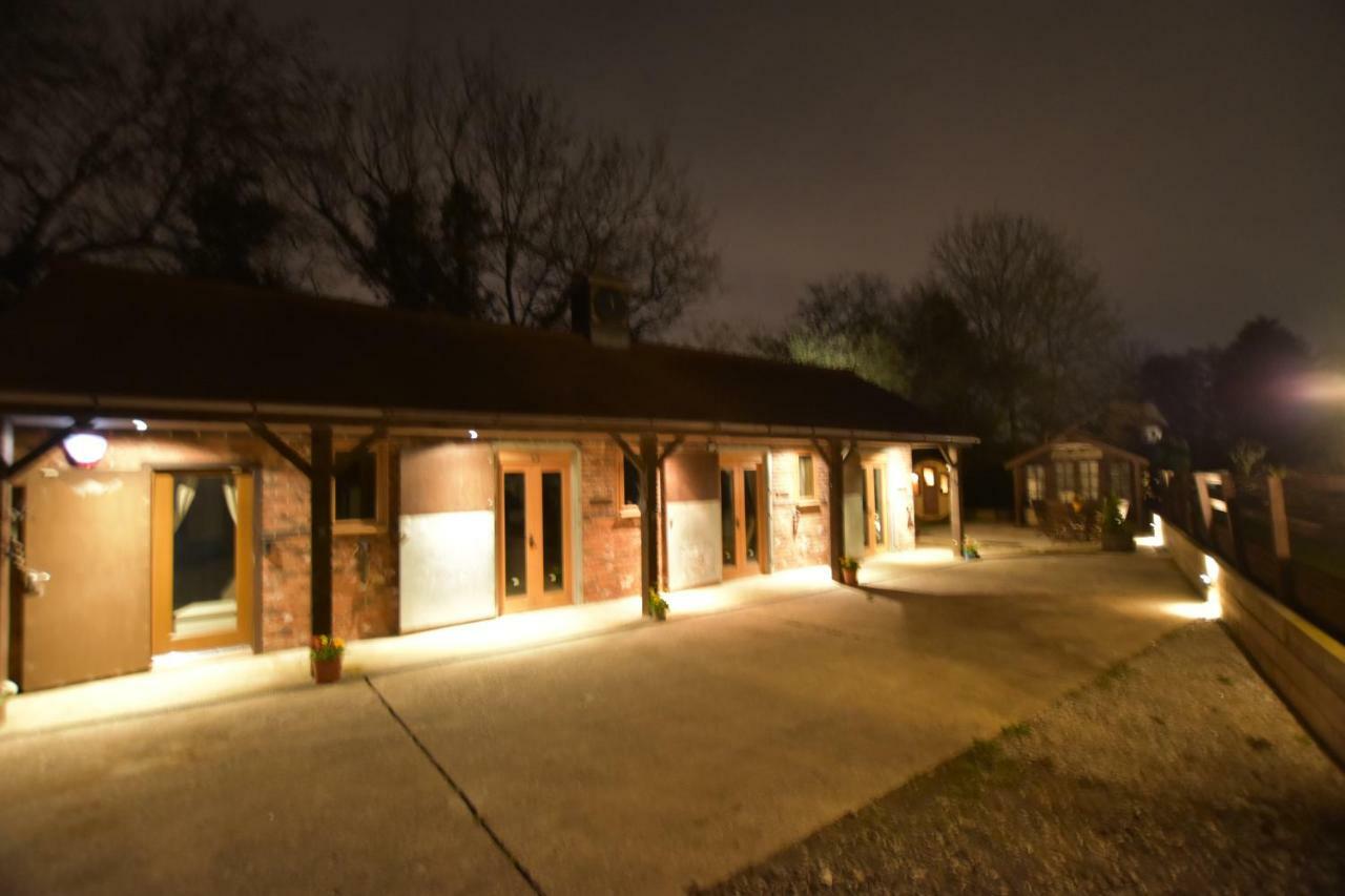 Oak Tree Stables Cottage Бирмингем Экстерьер фото