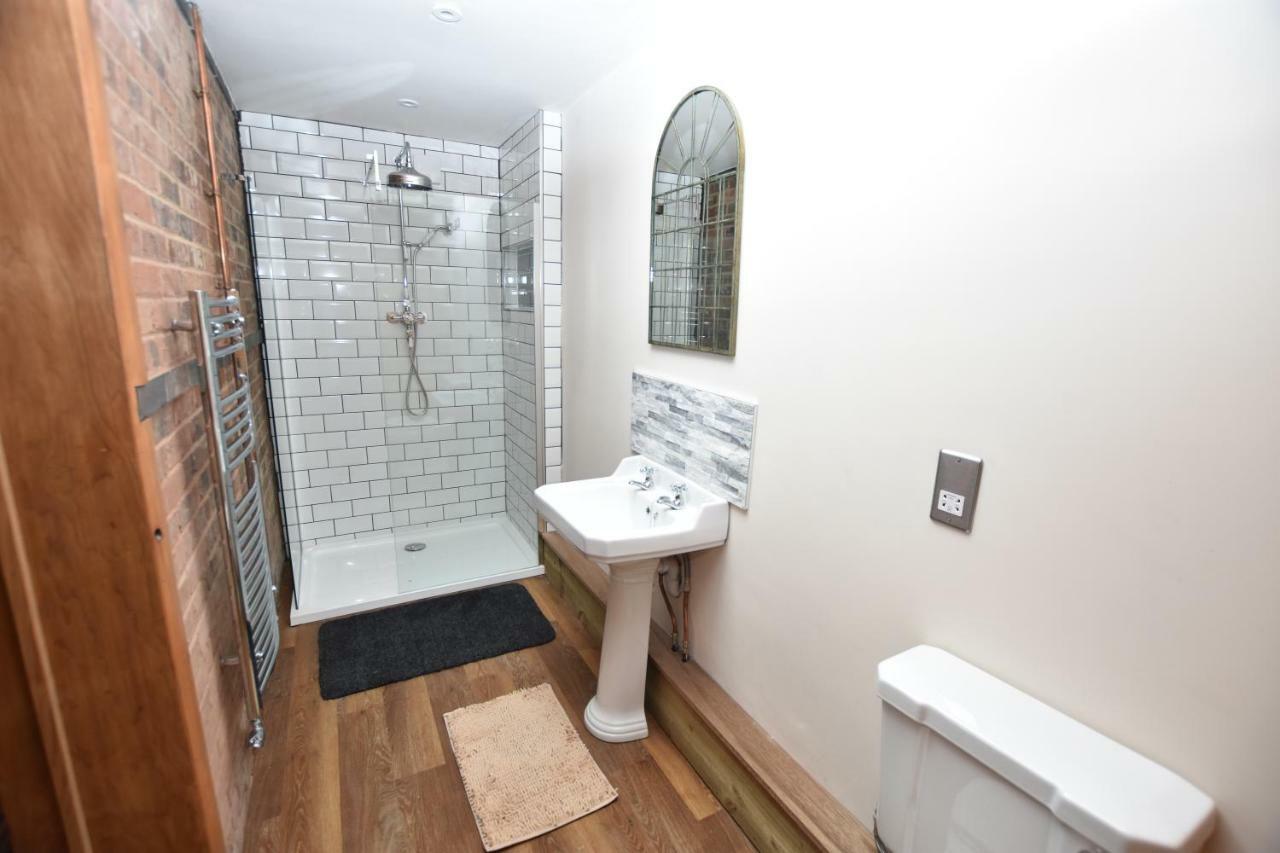 Oak Tree Stables Cottage Бирмингем Экстерьер фото