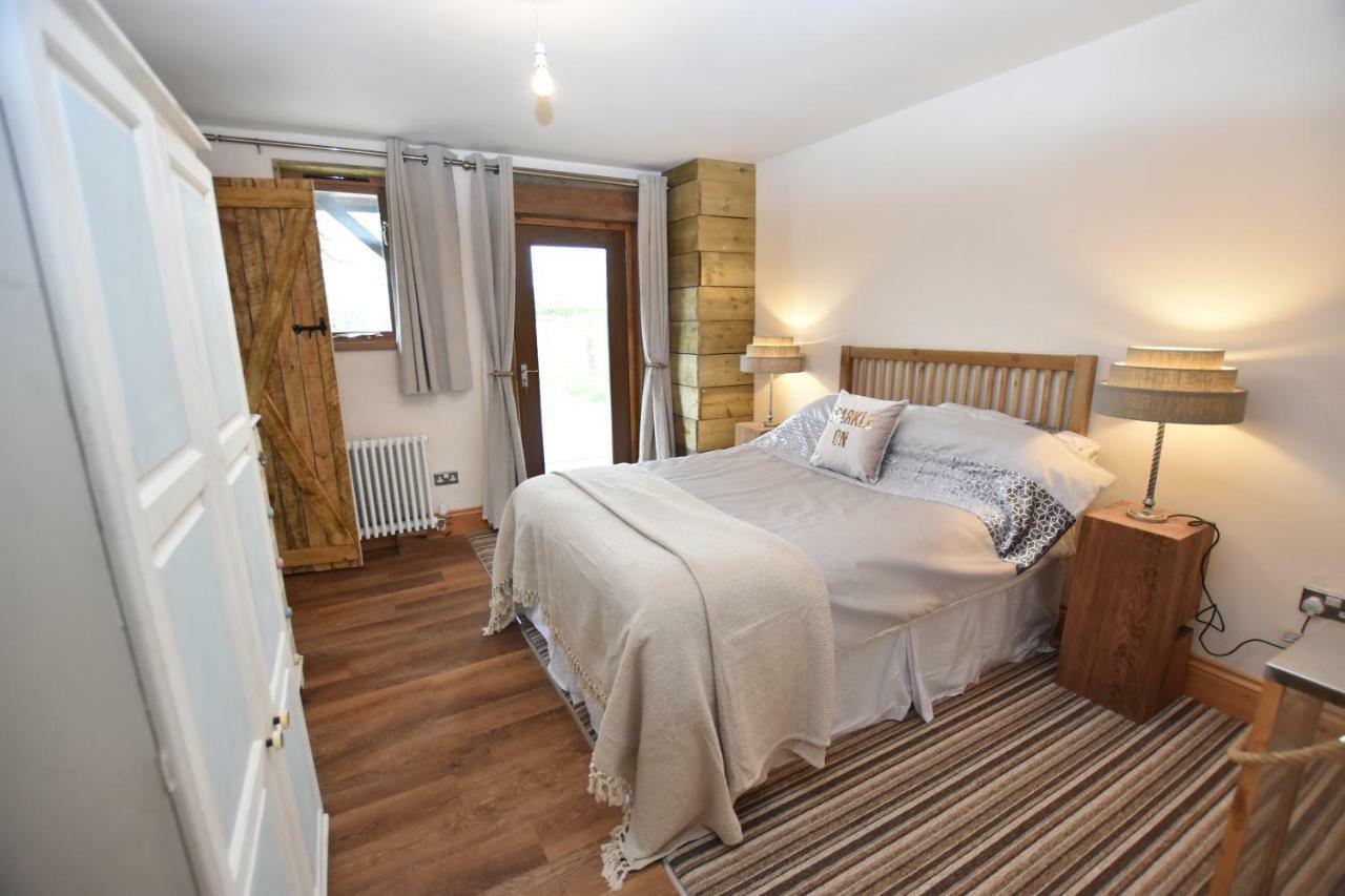 Oak Tree Stables Cottage Бирмингем Экстерьер фото